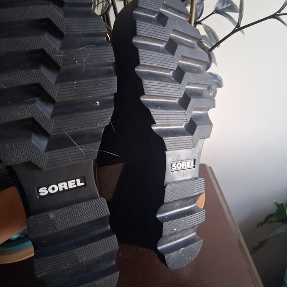 Sorel Women's Joan of Arctic Wedge III Chelsea Boots in black leather - Picture 10 of 11